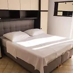 Anita 1 *